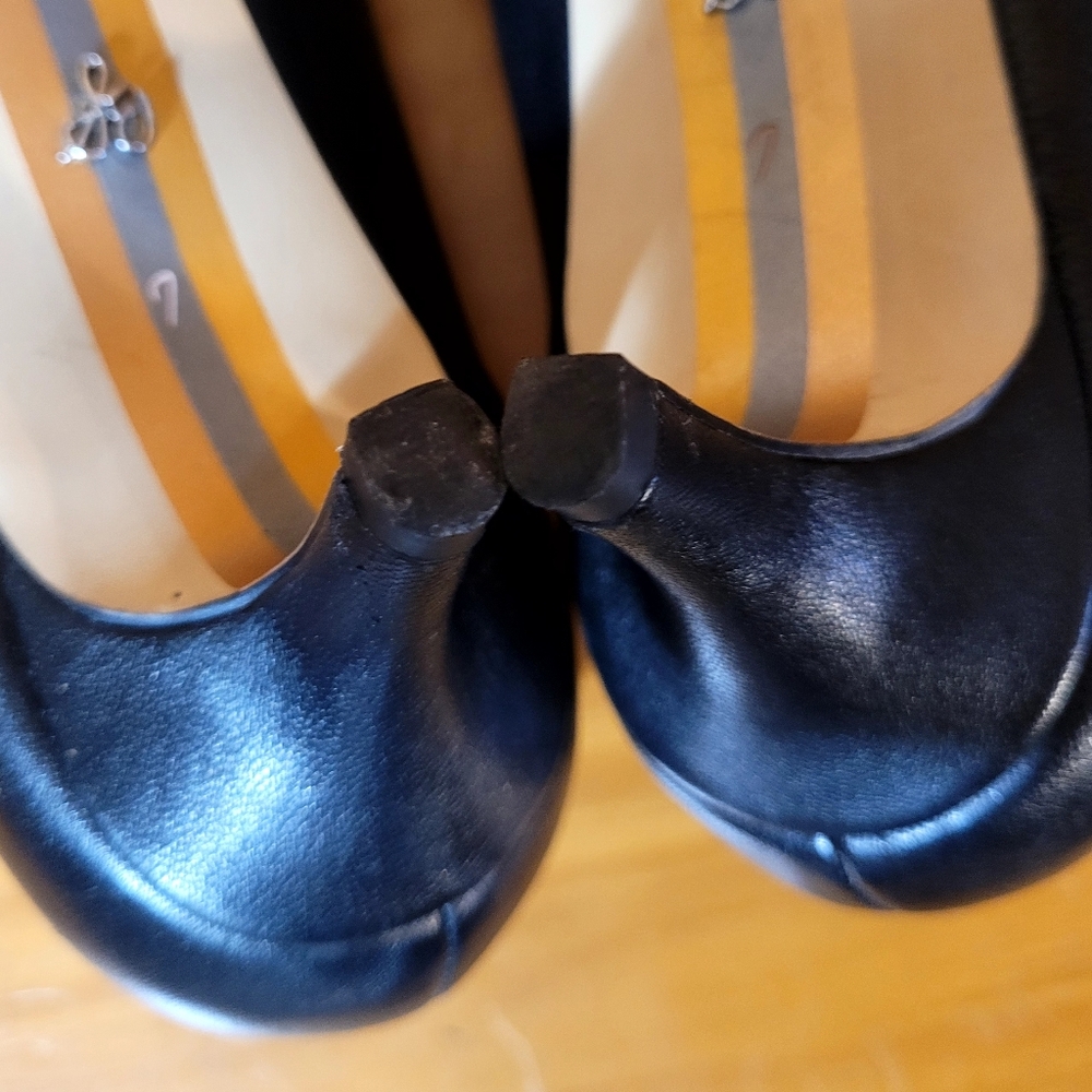 Classic Black Kitten Heel Pumps 🖤 - Picture 9 of 10